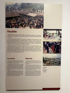 一部の場所では、商品はまだ素朴なままです。毎年、独立記念日（9月2日）と旧正月も祝われます。少数民族は遠く離れた村から市場に下りてきます。彼らは、時には鶏一羽、野菜数束、筍一かごだけということもありますが、山の産物をいくつか持ってきて売ります。彼らが市場に下りてくるのは、売買のためだけでなく、出会い、おしゃべりし、感情を交わすためでもあります。場所によっては、市場はただ「タンコー」（水牛、牛、馬の内臓料理）を食べ、酒を飲むだけの場所です。その後、彼らは自分たちの村に戻ります。ここは、布地、衣服、ミシン、針と糸、茶碗、皿、塩、ござ、ネギなどの工業製品を売買する場所です。市場には、通りすがりの客や市場に来た人々が座って休憩し、飲食できる食堂の列もあります。さらに、異なる民族、異なる地域の人々が出会い、おしゃべりをする機会でもあります。定期市は、メオヴァックやバクハの人々が売りに行くだけでなく、買いにも行く場所の一つです。ここで彼らはまた、出会い、理解し、知り合い、デートし、結婚に至ります。それが愛の市場です。その社会的役割は特に重要です。一部の地域では、商品はまだ素朴です。毎年、独立記念日（9月2日）と旧正月（テト）の祭りが開かれます。少数民族は遠く離れた集落から市場に下りてきます。彼らは山の産物や森の産物を売るために持ってきますが、時には鶏一羽、野菜数束、筍一かごだけということもあります。彼らが市場に下りてくるのは、売買のためだけでなく、出会い、おしゃべりをし、感情を交わすためでもあります。場所によっては、市場はただ「タンコー」（水牛、牛、馬の内臓料理）を食べ、米の酒を飲んでから集落に帰るだけの場所です。そこでは、布地、衣服、ミシン、針と糸、茶碗、皿、塩、ござ、玉ねぎなどの工業製品が売買されています。食堂の列は、通りすがりの旅行者や市場の人々が座り、休み、飲食することを可能にしています。それはまた、異なる民族や異なる地域の人々の間の出会いや会話の機会でもあります。定期市は、メオヴァックやバクハのモン族が売るためだけでなく、買うためにも行く場所の一つです。彼らはそこで出会い、お互いを知り、知り合い、デートをし、結婚に至ることもあります。それが「愛の市場」です。それらはすべて、他では見られない深い社会的価値を持っています。一部の場所では、商品はまだ素朴です。毎年、独立記念日（9月2日）と旧正月（テト）も開催されます。遠く離れた村から来た少数民族が市場に下りてきます。彼らは山の産物をいくつか持ってきて売りますが、時には鶏一羽、野菜数束、筍一かごだけということもあります。彼らが市場に来るのは、売買のためだけでなく、出会い、おしゃべりをし、感情を交わすためでもあります。場所によっては、市場はただ「タンコー」（水牛、牛、馬の内臓料理）を食べ、酒を飲むだけの場所です。そして彼らは自分たちの村に戻ります。ここは、布地、衣服、ミシン、針と糸、茶碗、皿、塩、ござ、玉ねぎなどの工業製品が売られる場所です。また、通りすがりの人や市場に来た人たちが座って休憩し、飲食できる食堂の列もあります。これは、異なる民族グループや異なる地域の人々が出会い、おしゃべりをする機会でもあります。定期市は、メオヴァックやバクハのモン族が売りに行くだけでなく、買いにも行く場所の一つです。ここで彼らはまた、出会い、知り合い、デートし、そして結婚します。それが「愛の市場」です