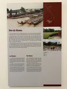 クメール人には、豊かでユニークな、古くからの文化があり、独自の文字を持っている。伝統によれば、結婚は両親によって取り決められ、花婿は妻の家に住む。テーラワーダ仏教が主な宗教である... クメールの同胞は、織物、編み物、陶器、木彫りなどの有名な工芸と共に、ジャンルが豊富で多様な民間文芸の宝庫を持っている。女性は模様のある暗い色のサロンを着用し、体にぴったりしたブラウスを着る。男性はメコンデルタのベト（キン）人と同様の服を着るが、寺院の高位の者だけがサロンを着用する。ゴ・ボートレースはクメール人のユニークで大きな祭りであり、農業信仰と豊作、そして豊かな生活への祈願と結びついている。クメール人は古くからの豊かで独創的な文化と独自の文字を持つ。伝統的に、結婚は両親によって取り決められ、花婿は妻の家族と暮らす。テーラワーダ仏教が主要な宗教である。女性は模様入りの暗い色のサロンと、体にフィットしたブラウスを着用する。男性はメコンデルタのベト（キン）族のような服を着るが、寺院の高位の者だけがサロンを着用する。蛇船レースはクメール人のユニークな大祭りで、農業信仰と豊作、そして豊かな生活への祈りと結びついている。クメールの人々は、古くからの豊かでユニークな文化と独自の文字を持っている。伝統的に、結婚は両親によって取り決められ、花婿は妻の家族のもとで暮らす。テーラワーダ仏教が主な宗教である。女性は模様の入った暗い色のサロンと、体にぴったりしたブラウスを着用する。男性はメコンデルタのベト（キン）族のような服を着るが、寺院の高位の者だけがサロンを着用する。蛇船レースはクメール人の偉大でユニークな祭りで、農業信仰や豊作と豊かな生活への祈りと結びついている