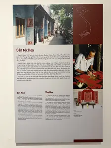 華（ホア）族。ベトナムの華人には多くの呼び名があります：広東、潮州、福建、海南、シアフォン、トンニャム、明郷（ミンフオン）など...。その多くは中国の出身地の名前に由来します。彼らの人口は749,000人以上（2019年）で、その半数以上がホーチミン市に住んでいます。農村部の華人は主に農業に従事し、都市部では商工業やサービス業を営んでいます。小規模な手工業が発展しており、特に陶器作り、線香作り、紙作りの職業が盛んです。社会は深く階層化されています。父権制の小家族が一般的です。家を「門」や「口」の字の形に配置する習慣は、伝統的な文化の特徴です。家の中では、福、寿、財、禄を願って、対聯（ついれん）や扁額（へんがく）を掛け、赤い紙に墨で漢字を書いたものを貼ることがよくあります。各家庭には、天、地、祖先、そして三教（儒教、仏教、道教）を祀るための多くの祭壇と香炉があります。山歌（サンコー）を歌うことは、多くの人々に愛されている民間の文芸活動です。祭りの際には、麒麟舞、龍舞、獅子舞や、非常に魅力的な仮面をつけた道化師による拳法の演武がよく行われます。ハノイ。クアンニン。ドンナイ。ホーチミン市。ティエンザン。アンザン。ベンチェ。キエンザン。1. 華人。ホーチミン市、1996年。2. 華人。ソクチャン、2002年。3. 華人の先祖の祭壇。クアンニン、1997年