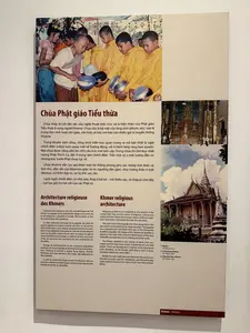 寺院は村（プム、ソックと呼ばれる場所）の顔であると同時に、社会活動、教育、文化、そして村の生活様式とクメールの伝統の中心でもあります。建築は東を向いており、幾重にも重なる瓦葺きの屋根が特徴です。頂上には菩提樹の葉の文様が装飾されています。屋根の端は空に向かって反り上がり、力強さを示すために蛇神（ナーガ）の像が彫刻されています。屋根は4本の大柱と36本の補助柱で支えられています