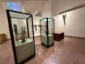 画像には判読可能な文字は含まれていません。博物館の展示室で、ガラスケースの中に工芸品が展示されています