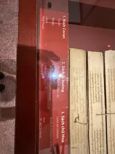 Kinh Coran。Chăm。Ninh Thuận。Sách lá buông。Khơme。Trà Vinh。Sách chữ Hoa。Hoa。TP. Hồ Chí Minh。（日本語訳）。コーラン経典。チャム族。ニントゥアン省。パルミラヤシの葉の経典。クメール族。チャーヴィン省。華人文字の書物。華人（ホア族）。ホーチミン市