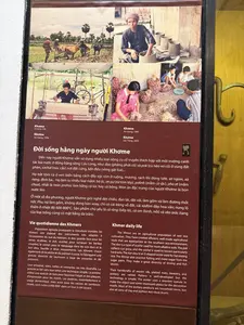 これは古くから発展してきた農業であり、メコンデルタ地域の耕作環境に適した多くの経験を持ち、現地の食料を確保すると同時に、交換のための商品源を生み出し、商品経済を発展させ、家族の生活を向上させます。果樹、野菜、家畜、漁獲など、多様な栽培・飼育・漁労活動があります。彼らは、パームシュガー、サトウキビ糖、魚醤、プラホック（魚の塩辛）など、食料となる産物を徹底的に活用する方法を知っています...これらの製品は日々の食事の価値を高めます。クメール人のいくつかの産品はブランドにさえなっています。身近で手に入る生活の中の素材から、美しい模様や装飾が施され、使用価値の高い製品を作ることで、クメール人の伝統工芸は生活を生き生きとさせ、生活を改善し、民族独自の文化的特徴を創造することに貢献しています。これらの手工芸品は、地元の市場や大規模な商業センターで販売されており、国境市場にも多様な商品があります。長い歴史を持ち、彼らはメコンデルタの自然条件に対応したこの分野で大きな経験を積んできました。稲作は住民の食料需要を確保するだけでなく、商業や市場経済の発展のための製品も提供し、それによって日常生活を向上させています。彼らは、パームシュガー、サトウキビ糖、魚醤、プラホック（魚のペースト）など、手に入る産物を日々の料理にうまく利用する方法を知っており、食事の栄養価を高めます。これらの名産品の中には、有名なブランドになったものもあります。身近で手に入る素材を使い、美しく実用的な製品を作ることで、生活をより活気づけ、収入を向上させ、クメール人固有の文化的特徴を保持しています。これらの手工芸品は、地元の市場、大きな商業センター、さらには国境市場でも販売されています。彼らはメコンデルタの生活環境に非常に適した、効率的に発展した農業を営んでいます。農産物は地元の食料需要を満たすだけでなく、市場性のある余剰の源でもあります。農業は基本的に水稲栽培に基づいています。彼らは大量のエビや魚のソースを作ります。クメール人は質実で機知に富んでいます。彼らの布の織り模様は魅力的です。これらの手工芸品は追加の収入をもたらし、彼らの生活をより活気あるものにするのに役立っています。これらの製品の販売は、彼ら独特の文化に貢献しています。これによる経済への影響は、地元の市場、大きな商業センター、そして国境を越えた市場でのこれらの製品の存在によって測ることができます