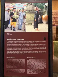 織物と並行して、彼らは模様を作るために、煮る、糊付けする、貼り付けるといった様々な染色方法へと織りの技術を発展させました。ピンクと赤はカシューの木や蘇芳の木から、黄色はマックヌアの球根から、薄い青はハスの茎やオレンジの枝から作られます。黒はマックヌアの実、shappuon、ankraongnao、shapuor、mabraから作られ、彼らは古く樹液の多い木を選んで細かく砕き、汁を絞り出し、石灰と泥を媒染剤として使います。特に、漆黒や光沢のある色、その他の色落ちしにくい色を得るために、これらの染色方法と共に藍（チャム）を使用する人もいます。しかし、自家消費や販売の需要に応えるため、クメールの人々はshaflの木、shaflaiの木、または綿の繊維から、蚊帳、毛布、マチェオ、カインセン、金糸を織り込んだ縞模様の布（ヴァイ・ソン・ソック・ジェット・キム・トゥエン）を作るための布地を加工します