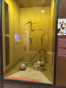 作られる製品は、ナイフ、鍬、鋤、シャベル、鎌...そして銀や銅製の装身具など、非常に多様です