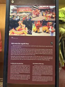 テト（旧正月）を迎え春が来る頃、新年を祝い吉兆を招くため、獅子舞や龍舞の団は街中で演舞を行い、各家を訪れて新年の挨拶をし、新年の健康と繁栄、裕福を祈願し、悪霊を追い払い、災厄を取り除きます。獅子舞における獅子は、挨拶、お辞儀、眠り、喜び、獲物に飛びかかる…などの基本的な舞の型を持ちます。獅子は通常、一頭で、あるいはオンディア（土地の神様）と一緒に演じられます。獅子は吉兆と繁栄を象徴します。オンディアは天地、幸福、成功、豊かさを象徴します。「ドイ・タウ・ヒー」は、ダオ（主帥）、太鼓のばち、シンバルで構成されます。太鼓は、獅子の舞の曲に対応する「トゥー・クイ」（四季）、「タット・ティン」（七星）、「タム・ティン」（三星）といった曲に合わせて叩かれます。にぎやかで陽気な、リズミカルな太鼓の音は銅鑼の音と合わさり、活気に満ちた楽しい響きを生み出し、すべての人々を祭りに引き込みます