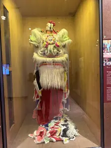 これらの舞は、幸運、幸福、繁栄を祈願するものです。この獅子頭は、ランソン省のタイ族のものです。その舞は幸運、幸福、繁栄を願うためのものです。ここに展示されている獅子頭は、ランソン省のタイ族のものです