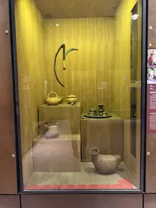 伝統的なチャム族の社会では、機織りができることは、女性の品性と才能を評価する基準の一つです。チャム族の織物は、衣類や家庭用品の需要を満たすだけでなく、供物、重要な機会の贈り物、そして交換品でもあります。古くから、チャム族はろくろを使って製品を成形することを知っていました。窯を必要としない野焼きの技術は、特徴的な（赤みがかった黄色、赤、灰色がかった黒）不均一な色の陶器製品を生み出しました。それが、現在も存続する東南アジアで最も古い2つの陶芸村の一つ、バウチュック陶器です