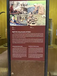 かつて、手工芸は衣服、毛布、鞄などの日常生活に不可欠な品々や、儀礼・信仰のための品々をもたらすだけでなく、チャム族女性の器用さや勤勉さを評価する基準の一つでもありました。ろくろを使わず、手で成形し、屋外で低温（800℃）で焼き、釉薬をかけない製品です。しかし、チャム族の陶器の形や文様は非常に多様であり、チャム族女性の繊細な美的感覚を表現しています。かつて、手工芸は日常生活、儀式、信仰のために衣服、毛布、鞄などの必需品を供給するだけでなく、チャム族女性の器用さと勤勉さを評価する基準の一つでもありました。ろくろを使わず、手で成形し、屋外で低温（800℃）で焼き、釉薬をかけない製品です。しかし、チャム族の陶器の形や模様は非常に多様であり、チャム族女性の繊細な美的思考を反映しています。過去には、手工芸は日常生活、儀式、信仰のために衣服、毛布、鞄などの必需品を提供するだけでなく、チャム族女性の器用さと勤勉さを評価する基準の一つでもありました。ろくろを使わず、手で成形し、屋外で低温（800℃）で焼き、釉薬をかけない製品です。しかし、チャム族の陶器の形や模様は非常に多様であり、チャム族女性の繊細な美的思考を反映しています