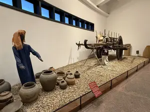 Xe bò kéo người Chăm。Xe bò là phương tiện vận chuyển phổ biến của người Chăm。trong đời sống hàng ngày. Xe được làm bằng gỗ, có hai bánh。xe lớn, được kéo bởi một hoặc hai con bò. Xe bò dùng để。chở nông sản, hàng hóa, vật liệu xây dựng và người.。（日本語訳）。チャム族の牛車。牛車は、チャム族の日常生活において一般的な交通手段です。車は木製で、2つの大きな車輪があり、1頭または2頭の牛によって引かれます。牛車は、農産物、商品、建材、そして人を運ぶために使われます。