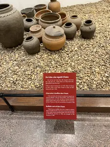 この車は1996年にニントゥアン省トゥアンバック県バックソン社ビンギア村で収集されました。この車は1996年にニントゥアン省トゥアンバック県バックソン社ビンギア村で収集されました。この水牛車は1996年にニントゥアン省トゥアンバック県バックソン社ビンギア村で収集され、博物館の収蔵庫に運ばれました