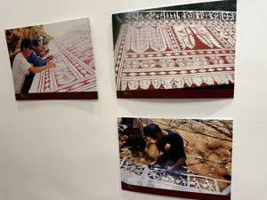 [Ba bức ảnh được trưng bày. Có các ký tự không thể đọc được ở góc dưới bên phải của mỗi bức ảnh.（3枚の写真が展示されています