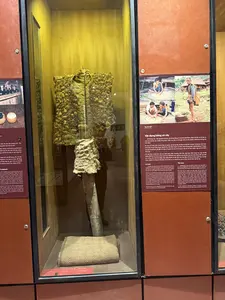 Bru-Vân Kiều。Quảng Trị, 1996。c dân tộc bản địa Trường Sơn - Tây。rứng hơn loại bầu ăn quả.。mần, rồi lấy xơ và hạt ra, sau đó đem。phải luộc kỹ cho tróc hết lớp màng。ng một loại lá hoặc vỏ cây rừng chà。- dưới mái nhà để dùng dần. Vỏ báu。Người ta còn dùng vỏ bầu để đựng。1 vỏ bầu tiện lợi, gọn nhẹ và cũng dễ。Ếch đại âm thanh làm bằng vỏ báu.。Vật dụng bằng vỏ cây。Ở Trường Sơn - Tây Nguyên xưa kia, vật dụng bằng vỏ cây khá phổ biến, được chế tác từ vỏ cây sui。hay một số loại cây và dây rừng khác. Hiện nay vẫn có thể gặp một số sản phẩm, nhất là ở những nơi。hẻo lánh.。Vỏ cây có 2 lớp, phải vứt bỏ lớp vỏ ngoài, chỉ dùng lớp xơ dày và dai bên trong. Có những cách bóc。tách lớp xơ này khác nhau. Người Bru-Vân Kiều ngâm cả khúc cây amưng dưới suối khoảng 10 ngày,。sau đó dùng đoạn gỗ đập cho lớp vỏ ngoài vỡ vụn và bong ra, lớp xơ trở nên mềm, xốp và tách khỏi。thân gỗ...。Vỏ cây được dùng làm váy, áo, khó, mền, tấm choàng, tấm địu, quai gùi, đệm lưng voi, một số đồ。đựng, đôi khi còn dùng thay quan tài. Để khâu nối, người ta dùng kim tre; mũi kìm được đốt qua lửa。cho cứng, còn trôn kim được đập giập thành xơ để vận vào một đầu chỉ là sợi mây, guột hay vỏ dây。rừng. Người ta cũng có thể tách sợi từ tấm xơ vỏ cây rồi xe săn và đan thành tấm vài vỏ cây.。Ao và cây。Khúc cây lấy và làm đồ mặc。Chân sợi và cây。（日本語訳）。ブル・ヴァンキウ族。クアンチ省、1996年。チュオンソン山脈～タイグエン高原の先住民族。食用のひょうたんよりも硬い。（実を）取り、繊維と種を取り出し、その後…。薄皮がすべて剥がれるまでよく茹でなければならない。ある種の森の葉や樹皮でこする。軒下で徐々に使う。ひょうたんの殻。人々はひょうたんの殻を入れ物としても使う。ひょうたんの殻は便利で、軽く、また簡単に。ひょうたんの殻で作られた音響増幅器。樹皮で作られた道具。昔、チュオンソン山脈～タイグエン高原では、樹皮で作られた道具がかなり一般的で、スイの木や他のいくつかの木や森のつる植物から作られていました。現在でも、特に辺鄙な場所ではいくつかの製品を見ることができます。樹皮には2つの層があり、外側の皮は捨て、内側の厚くて丈夫な繊維層のみを使用します。この繊維層を剥がす方法は様々です。ブル・ヴァンキウ族は、アムンという木を丸ごと小川に約10日間浸した後、木片で叩いて外皮を砕いて剥がし、繊維層を柔らかく、ふかふかにして木本体から分離させます...。樹皮はスカート、シャツ、ふんどし、毛布、ショール、おんぶ布、背負いかごの紐、象の背当て、いくつかの容器を作るのに使われ、時には棺の代わりにも使われます。縫い合わせるには、竹の針を使います。ペンチの先は硬くするために火で炙り、針穴は潰して繊維状にし、籐やグオット（シダの一種）、森のつる植物の皮で作った糸の端に結びつけます。また、樹皮の繊維シートから糸を紡ぎ、撚りをかけて樹皮布を織ることもできます。シャツと木。木片を取って衣服を作る。糸の足と木