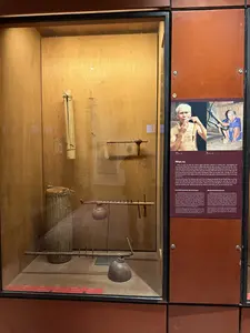 それは森の木の葉一枚から作られ、二つに折り、両唇の間に挟んで口の中の息で吹き出すことで葉の両端が振動し、音を奏でます。葉のケンの澄んだ高音は、山林の空間に遠くまで響き渡ります。若い男女は、よく葉のケンの音色を使って、畑仕事に呼び合ったり、語り合ったり、愛を告白したりします。それはテイグエンの人々の精神文化生活の一部となり、非常に繊細でユニークなコミュニケーションおよび表現の手段となっています。しかし、今日では若者たちはこの楽器をほとんど知らず、あまり使用しません