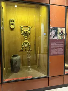 祖先を祀る儀式を終えたパーテン族の男性は、超自然的な力を得ると信じられています。彼らは燃え盛る大きな火の中に飛び込んでも、火傷を負うことはありません