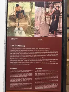 特に編み物は非常に精巧である。綿布を織る技術が発展し、白、赤、黄色の色糸で模様を織り込んだ藍色の錦織物を生み出す。鋤、斧、鉈、ナイフ、矢じり、槍の穂先などの鉄製品は、ほとんどの家庭にあり、労働生活と戦闘に効果的に役立っている。多くの場所で、ロンハウス（共同家屋）は村の壮大な建築物である。彼らはアニミズムの信仰生活を送り、主に稲作に関連する儀式を行い、祭りを組織する経験が豊富な民族である