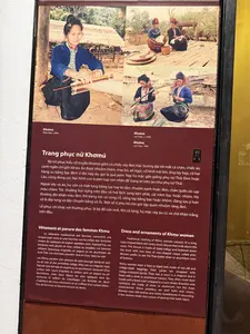 その下には、プルオーバー式のブラウスを着用する。袖はタイトで、襟は丸く、前はスリットが入り、銀のボタンが一列に並んでいる。ブラウスは通常、赤い糸の縁取りとポンポンで装飾されている。袖はタイ・デン族またはラオ族の女性によって縫われる。また、藍染めの綿布でできたヘッドスカーフを着用し、様々な模様が刺繍されている。スカートとブラウスの他に、黒い絹のターバンや、籐の枠が付いた円錐形の帽子も着用する。既婚女性は通常、髪を頭頂部でシニヨンにまとめ、銀、骨、または象牙で作られたかんざしで留める。未婚の女性はうなじでシニヨンを結う。時には銀の腕輪や色のついた糸で髪を結ぶこともある。彼女たちの装飾品は非常に豊かで多様である。銀やアルミニウム製のネックレスがある。胸には銀のシャトレーン（腰飾り）や鎖を着ける。時には、色とりどりのポンポンや小さな鈴を付けた胸当てを体に巻くこともある。クム族の儀礼用の服装は非常に豪華で、精巧に織られている。祭りの際には、布製のバッグを持ち、白いヘッドスカーフを頭に巻く。彼女たちは、丸い襟、タイトな袖、前開きで銀のボタンが一列に並んだブラウスを着用する。このブラウスはしばしば赤い縁取りとポンポンで飾られる。袖はタイ・デン族またはラオ族の女性によって作られる。クム族の女性はまた、藍染めで様々なモチーフが刺繍された綿のターバンも着用する。スカートとブラウスの他に、黒い絹のヘッドバンドと籐の骨組みを持つ円錐形の帽子も着用する。彼女たちは髪を頭頂部でシニヨンにまとめ、銀、骨、または象牙のかんざしで留める。未婚の若い女性はうなじにシニヨンを結う。時には銀のブレスレットや色のついた糸で髪を留めることもある。彼女たちの装身具は豊かで多様であり、銀またはアルミニウムのネックレス、ペンダント付きの長いネックレス、銀のチェーンから成る。時には、様々な色のポンポンや鈴で飾られた胸当てを着用することもある。クム族の儀式用の衣装は非常に豪華で洗練されている。祭りの際には、布製のバッグと白いターバンを着用する。彼女たちは、丸い襟、タイトな袖、前スリットがあり銀のボタンの列で閉じられるプルオーバー式のブラウスを着用する。ブラウスはしばしば赤い縁取りの線とポンポンで装飾される。袖はタイ・デン族またはラオ族の女性によって織られる。クム族の女性はまた、様々な模様が刺繍された藍染めの綿のヘッドスカーフも着用する。スカートとブラウスの他に、黒い絹のターバンと籐の枠を持つ円錐形の帽子を持っている。既婚女性は髪を頭頂部でシニヨンにし、銀、骨、または象牙で作られたピンで留める。未婚の少女はうなじにシニヨンを結う。時には、銀のブレスレットや色のついた糸を使って髪を結ぶこともある。彼女たちの装飾品は豊かで多様であり、銀またはアルミニウムのネックレス、シャトレーン、銀のチェーンなどが含まれる。時には、色とりどりのポンポンや小さな鈴で飾られた胸当てを着用することもある。クム族の儀式用の服装は非常に豪華で、精巧に織られている。祭りの際には、布製のバッグを持ち、白いヘッドスカーフを着用する