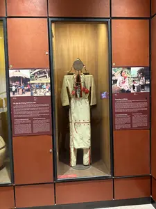 儀式は3昼夜にわたり、祈祷師によって多くの儀礼が執り行われます。この儀式の後、男性は成人として認められ、コミュニティの重要な事柄に参加できるようになります。プットの得度を受けた者は、特別な儀式用の衣装を着用しなければならず、専用の頭巾があり、重要な儀式の際にのみ使用されます。特に帽子には、多くの凝った装飾模様が刺繍されています。帽子には銀製の角が取り付けられており、祈祷師の権威を表しています