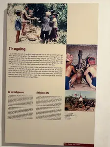 信仰は宗教の原始的な形態です。諸民族にとって、土地、水、空、山、森、川、湖、風、雨、雷、稲妻、植物、動物、物、そして祖先といった万物には魂が宿っています。これらの魂は、人々に恩恵をもたらすこともあれば、災いをもたらすこともあり、人々の生活を支配し、影響を与えます。多くの民族の神々の体系において、農業が中心的な位置を占めており、最も代表的なものは稲の神です。最も重要な祭りは、テイグエン（中部高原）の多くの民族が行う豊作祈願の祭りです。一部の儀式や祭りは大規模で、村（ブオン）の共同体全体に関わるものもあります。例えば、エデ族の水場の儀式や、チュオンソン山脈～テイグエン地方の一部の民族が行う墓放棄の儀式などです。多くの祭りは、国または人類の無形文化遺産となっています。祭りは通常、多くの独特な儀式、民俗遊戯、芸術公演、食文化などとともに催され、多くの住民や観光客を惹きつけています。これは宗教の原始的な形態の一つです。多くの民族集団にとって、宇宙に存在するすべて、すなわち地、水、空、山、森、川、湖、風、雨、雷、稲妻、植物、動物、物、そして祖先には魂があります。精霊は幸運をもたらすことも不運をもたらすこともあり、人間の生活に影響を与え、作用します。多くの民族集団の神々の体系において、農業は中心的な位置を占めており、最も典型的なのは稲の精霊です。焼畑の儀式、種まきの儀式、新米の祭り、稲魂の崇拝儀式、穀倉を閉める儀式などです。最も重要な祭りは、中部高原の多くの民族集団による収穫を祈る儀式です。いくつかの儀式や祭りは大規模で、村のコミュニティ全体に関わるものもあります。例えば、エデ族の船着き場の崇拝儀式や、チュオンソン-テイグエン地方の一部の民族集団による墓放棄の儀式などです。多くの祭りは、国または人類の無形文化遺産となっています。祭りはしばしば、多くの独特な儀式、民俗遊戯、芸術公演、美食などで組織され、多くの住民や観光客の参加を惹きつけます。それは宗教の原始的な形態の一つです。多くの民族にとって、宇宙のすべて、すなわち大地、水、空、山、森、川、湖、風、雨、雷、稲妻、植物、動物、物、そして祖先には、魂が宿っています。精霊は幸運や不運をもたらし、人の生活に影響を与えます。多くの民族の神々の体系において、農業は中心的な位置を占めており、最も代表的なのは稲の神です。土地を切り開く儀式、種まきの儀式、新米の祭り、稲の魂を崇拝する儀式、穀倉を閉じる儀式などです。最も重要な祭りは、中部高原の多くの民族が行う豊作を祈る儀式です。いくつかの儀式や祭りは大規模で、村のコミュニティ全体に関わるものもあります。例えば、エデ族の水場を崇拝する儀式や、チュオンソン-中部高原地方の一部の民族が行う墓放棄の儀式などです。多くの祭りは、国または世界の無形文化遺産となっています。祭りはしばしば、多くの独特な儀式、民俗遊戯、芸術公演、美食などを伴って開催され、多くの住民や観光客を惹きつけます