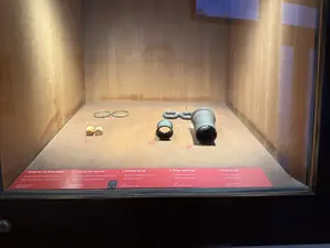 Vòng tay nữ, bằng đồng。Hoa tai nữ, ngà voi。Khuyên tai nữ。Xơđăng (Cadong)。Quảng Nam。Mnông (Nong)。Đắc Nông。Tàỏi。Thừa Thiên – Huế。Vòng tay bé gái。Vòng tay nữ。Tàôi。Thừa Thiên – Huế。Gié-Triêng (Gié)。Kon Tum。（日本語訳）。女性用腕輪、銅製。女性用イヤリング、象牙。女性用イヤリング。セダン族（カドン族）。クアンナム省。ムノン族（ノン族）。ダクノン省。タオイ族。トゥアティエン＝フエ省。女児用腕輪。女性用腕輪。タオイ族。トゥアティエン＝フエ省。ジェ・チエン族（ジェ族）。コントゥム省