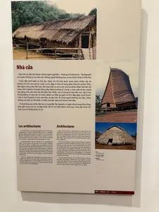 その中で、中央の間には先祖を祀る祭壇がある。家の周りには緑の生垣がある。マ族はエデ族のような長屋を持つが、骨組みや垂木はより単純である。コホ族や他の一部の地域集団の家は、バナ族、ジェ・チエン族、ソダン族の家のようにドーム型の屋根構造を持つ。コトゥ族とタオイ族の方針は、大家族のための長屋である。特にブラウ族は、村の共同家屋（ニャーロン）を今も保持している。家には3つの階段がある。2つは両妻側の端にあり、皆が使うためのもの。もう1つは家の裏にあり、畑仕事から帰る既婚女性が移動するために使うものである。しかし、ムノン・ガル族は高床式の長屋と平屋の両方を持っている。写真：ルウ・フン）