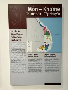 彼らは焼畑農業、水田での稲作の伝統を持ち、特に機織りと鍛冶といった手工芸を発展させてきました。一部の民族は今も母系社会制度を維持しています。ロンハウス（公共の家）、長屋、墓の家の装飾と様式は、宇宙観を表現しています。水牛突き祭り、人生儀礼、あるいは農耕儀礼において、銅鑼やタップ、チュン、クロン・プットといった楽器は欠かせないものです。彼らの衣装は創造的で、通常は綿織物を使用し、森の木々から染料を作り、織り模様や刺繍、ビーズの縫い付けといった方法で装飾されています。高い山腹に暮らし、互いに類似した慣習、儀礼、風習を持ちながらも、各民族は衣装、建築、葬儀、結婚式、祭りなどにおいて独自のアイデンティティを持っています。それによって、彼らはベトナム民族の多様で豊かな文化の創造に貢献すると同時に、他の民族との密接な関係の中で自らの特徴を保持してきました。彼らはクアンビン省とトゥアティエン・フエ省の山岳地帯から、ベトナム中部の高原地帯、そして国の南東部の諸省まで分散しています。彼らは伝統的に焼畑農業と水稲耕作を実践しています。彼らは様々な手工芸、特に織物と鍛冶を発展させました。彼らの中には今でも母系制を実践している者もいます。公共の家（ニャーロン）、長屋（ニャーダイ）、墓の家（ニャーモー）の装飾と建築は、彼らの宇宙創成論的な概念を反映しています。水牛の生贄の儀式、人生の周期の儀式、または農業の儀式の間、ゴングやタップ、チュン、クロン・プットのような他の楽器は不可欠です。彼らの創造的な衣服は、ほとんどの場合、綿で作られています。染料は森の植物や木から作られます。それらは織り模様、刺繍、または縫い付けられたビーズで飾られています。彼らは高い山の斜面に住み、似たような習慣、儀式、慣習を共有していますが、各民族グループは、その衣装、建築、葬儀、結婚式、または祭りにおいて独自のアイデンティティを保持しています...。彼らはこうしてベトナムの多様で豊かな文化の創造に貢献し、同時に他の民族グループとの密接な関係の中で独自の特徴を維持してきました。彼らはクアンビン省とトゥアティエン・フエ省の山岳地帯から中央高原と南東部の諸省まで点在しています。彼らは伝統的に焼畑農業と水稲栽培を実践しています。彼らはまた、様々な工芸品、特に織物と鍛冶を発展させてきました。彼らの中には今でも母系制を実践している者もいます。公共の家（ニャーロン）、長屋（ニャーダイ）、墓の家（ニャーモー）の装飾と建築は、彼らの宇宙論的な概念を反映しています。ゴングやタップ、チュン、クロン・プットのような他の楽器は、水牛突き儀式、人生儀礼、または農業儀式の際に不可欠です。彼らの創造的な衣服は通常、綿で作られています。染料は森の植物や木から作られます。それらは織り模様、刺繍、または縫い付けられたビーズで装飾されています。彼らは高い山の斜面に住み、似たような習慣、儀式、慣習を共有していますが、各民族グループは、その衣装、建築、葬儀、結婚式、または祭りにおいて独自のアイデンティティを保持しています...。彼らはこのようにして、ベトナムの多様で豊かな文化の創造に貢献し、他の民族グループとの緊密な関係の中で独自の特徴を維持してきました