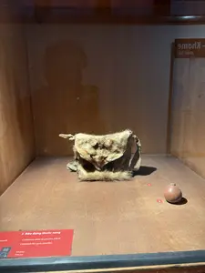 2. Bầu đựng thuốc súng。Khơmú。Son La。（日本語訳）。2. 火薬入れ。クム族。ソンラ省