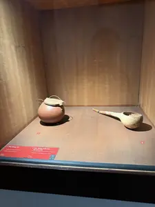 Bầu đựng xôi。Kháng。Lai Châu。Bầu đựng nước cay,。hít qua mũi。Kháng。Lai Châu。（日本語訳）。もち米を入れるひょうたん。カン族。ライチャウ省。辛い水を入れるひょうたん、。鼻から吸う。カン族。ライチャウ省