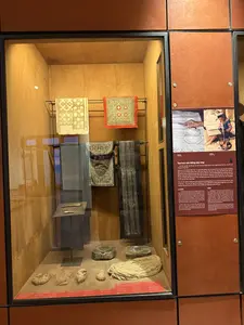 描画ペンは、一端に三角形の薄い銅板を取り付けた短い竹です。蜜蝋は、炭火の上に置かれた小さな鍋で熱して溶かされます。女性はペンを溶かした蜜蝋に浸し、白い麻布の上に直接模様を描きます。描き終わった後、布は何度も藍で染められます。蜜蝋が付いた部分は、藍色が染み込みません。最後に、布をお湯に浸して蜜蝋を溶かすと、藍色の地に白い模様が残ります。描画道具は、一端に薄い三角形の銅の葉が付いた小さな竹片です。蜜蝋は炭火の上に置かれた小さな鍋で溶かされます。女性はその道具を溶けた蜜蝋に浸し、白い麻布の上に直接模様を描きます。描画の後、布は何度も藍で染められます。蜜蝋で覆われた部分は藍色に染まりません。最後に、布はお湯に浸されて蜜蝋を溶かし、藍色の背景に白い模様を残します。描画道具は、一端に薄い三角形の銅の葉が取り付けられた小さな竹片です。蜜蝋は炭火コンロの上に置かれた小さな鍋で溶かされます。女性は道具を溶けた蜜蝋に浸し、白い麻布の上に直接模様を描きます。描画の後、布は何度も藍で染められます。蜜蝋で覆われた部分は藍色に染まりません。最後に、布はお湯に浸されて蜜蝋を溶かし、藍色の背景に白い模様を残します