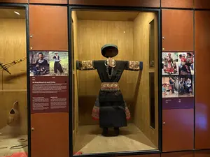 上着は最も精巧に装飾されており、色布のパッチワーク、ビーズ、タッセル、そして小さな銀貨が付けられています