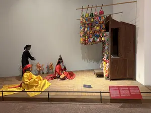 これは、四府信仰（母道）及び徳聖陳（陳興道聖人）信仰のホウ・ドン（降神）儀式における祭祀歌唱の形式です。ハット・ヴァンには主に、ハット・トー（祭祀歌唱）とハット・ハウ（降神歌唱）の二つの形式があります。ハット・トーは、祭りや祠、府において聖人たちの功徳を称える目的で歌われる形式です。ハット・ハウは、ホウ・ドンの儀式中に各神々の化身に仕えるために歌われます。クン・ヴァン（ハット・ヴァンの歌い手）は、洗練され荘厳な歌詞と共に精神的な音楽を用い、聖人たちをオン・ドン、バ・ドン（霊媒師）の体に降りて憑依するよう招きます。ハット・ヴァンの楽団は通常、一人の主唱者と、ダン・グエット（月琴）、小太鼓、拍子木、シンバルを演奏する数人の楽師で構成されます