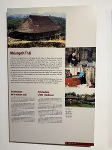 家の基本的な間取りは閉じた長方形で、2つのかまどがあります。かまどは調理の場であると同時に、客をもてなす場でもあります。その他、ゲアン省、タインホア省などでは、一部のタイ族グループは、土間の家、半高床半土間の家、または正面に廊下のある家を持っています。家には多くの窓があり、特に2つの妻壁にあります。家の壁は編んだ竹のパネルで建てられ、屋根は茅葺きです。家の正面と裏面には、上り下りするための2つの階段があります。白タイ族は通常、家の周りに物を干すための床（ベランダ）を持っています。基本的な間取りは長方形です。家は閉鎖的で、2つのかまどを備えています。1つは調理用、もう1つは来客用です。この主要なモデルの他に、ゲアン省とタインホア省に住む一部のタイ族グループは、地上の家、半高床半地上の家、またはベランダ付きの高床式の家に住んでいます。骨組みは竹でできています。大きな家だけが木製の柱と梁を持っています。間仕切りは編んだ竹で、屋根は茅葺きです。2つの長辺のファサードには多くの窓が開けられています。2つの階段が家の両端に配置されています。北西部の黒タイ族の家は特有です。屋根は亀の甲羅の形をしており、両端は「カウ・クット」と呼ばれるモチーフ、つまり2本の十字に組まれた木または竹で装飾されています。白タイ族は、米を乾燥させるために家の周りにテラスを持っています。基本的な間取りは、2つのかまどを持つ閉じた長方形です。かまどは調理と来客のもてなしの両方に使われます。その他、ゲアン省とタインホア省の一部のタイ族グループは、地面に建てられた家、半高床半地上の家、または正面に廊下のある高床式の家に住んでいます。家の骨組みは様々な種類の竹でできており、大きな家だけが木製の柱と梁を持っています。壁は編んだ竹のパネルでできており、屋根は茅葺きです。特に2つの長辺には多くの窓があります。2つの階段が家の正面と背面にあります。しかし、北西部の黒タイ族の家は、亀の甲羅の形をした屋根によって特徴づけられます。屋根の棟の両端には「カウ・クット」があり、これは十字に交差した2枚の木の板または竹です。白タイ族は、乾燥目的のために家の周りにベランダを持っていることが多いです