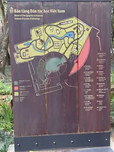 Bảo tàng Dân tộc học Việt Nam。VĂN HOÁ VIỆT NAM。VĂN HOÁ ĐÔNG NAM Á。VƯỜN KIẾN TRÚC。CƠ QUAN。1 Nhà Chăm。2 Ghe ngo Khơme。3 Thủy đình。4 Nhà Việt。5 Lán thuyền。6 Nhà rông Bana。7 Nhà Êđê。8 Nhà mổ Giarai。9 Nhà mồ Cơtu。10 Lò rèn Nùng。11 Nhà Tày。12 Nhà Dao。13 Nhà Hmông。14 Nhà Hà Nhì。15 Nhà thực nghiệm。16 Nhà hàng。17 Bảo vệ。18 C.H. lưu niệm。（日本語訳）。ベトナム民族学博物館。ベトナム文化。東南アジア文化。建築の庭。事務所。1 チャム族の家。2 クメール族のゴ・船。3 水上人形劇の舞台。4 キン族の家。5 船小屋。6 バナ族の集会所。7 エデ族の家。8 ザライ族の墓。9 コトゥ族の墓。10 ヌン族の鍛冶場。11 タイー族の家。12 ザオ族の家。13 モン族の家。14 ハニ族の家。15 実験棟。16 レストラン。17 警備室。18 記念品店