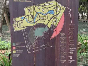 VĂN HOÁ VIỆT NAM。VĂN HOÁ ĐÔNG NAM Á。VƯỜN KIẾN TRÚC。CƠ QUAN。Nhà Chăm。Ghe ngo Khơme。Thủy đình。Nhà Việt。Lán thuyền。Nhà rông Bana。Nhà Êđê。Nhà mồ Giarai。Nhà mồ Cơtu。Lò rèn Nùng。Nhà Tây。Nhà Dao。Nhà Hmông。Nhà Hà Nhì。Nhà thực nghiệm。Nhà hàng。Bảo vệ。C.H. lưu niệm。（日本語訳）。ベトナム文化。東南アジア文化。建築の庭。機関。チャム族の家。クメール族のゴ船。水上人形劇の舞台。キン族の家。船小屋。バナ族のロンハウス。エデ族の家。ジャライ族の墓。コトゥ族の墓。ヌン族の鍛冶場。西洋の家。ザオ族の家。モン族の家。ハニ族の家。実験家屋。レストラン。警備。記念品店