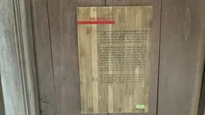 娘は結婚しても実家に留まり、夫が妻の家に住みます。各夫婦は、延長して追加された個別の部屋に住みます。すべての娘が結婚すると、末娘が家の主となります。どの家にも母方の祖先を祀る祭壇があります