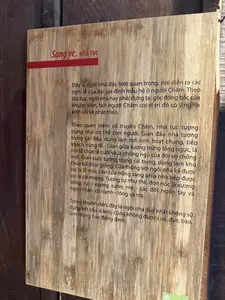 慣習によれば、この家は敷地の北東の隅に建てなければなりません。なぜなら、チャム人はその場所が繁栄と発展を意味すると考えているからです。家の前の間は頭を象徴し、共同生活、接客、祭祀の場として使われます… 中央の間は胸郭を象徴し、結婚式を執り行い、新婚夫婦の寝室となります。奥の間は腹部を象徴し、穀物や種籾を保管する倉庫として使われます。隣家（主屋）に通じる扉は鼻の穴と見なされ、台所側の隠し窓は口と見なされます。同様に、棟木は背骨、垂木は肋骨、母屋桁は手足の指の節、その爪の欠片は竹です