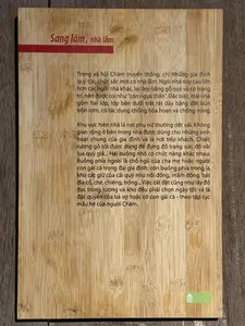 この家は他の家よりも高く大きく、貴重な木材で造られ装飾が施されています。屋根は二層構造で、下の層は粘土で非常に厚く塗られ、風通しを良くし暑さを防ぐ効果があります。家の中の広い空間は、家族の共同生活や来客をもてなす場所として使われます。良い木箱は、宝飾品や貴重な絹織物を保管するために使われます。家の二つの部屋は、それぞれ異なる機能を持っています。外側の部屋は両親または大家族の長女の寝室であり、一方、奥の部屋は銅鍋、銅盆、古い皿、壺、銅鑼、太鼓などの貴重な財産を保管する倉庫です。部屋や倉庫に物を置いたり取り出したりすることは、良い日を選んで行わなければならず、チャム族の母系制の慣習に従い、妻または長女の独占的な権利です