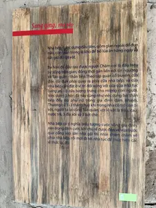 古くからの慣習によれば、薪をくべる口は台所の入口の方を向いていなければならず、また台所の入口は母屋の入口と対称の位置に置かれなければならない。内室の戸口にある壁は未婚の娘のために使われる。3つの焼いた石を立てることや、台所で食器を使うことは、すべて家庭内の女性が担当する。通常1～3ヶ月ごと、あるいは家に熱を出した子供がいる時などに、人々はかまど神（タオ・クアン）を祀る。お供え物はキンマとビンロウ、お茶、3皿のおこわ、3杯のチェーである