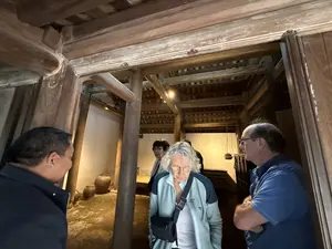 画像には判読可能な文字は含まれていません。木造家屋の内部で、柱や梁が露出しています