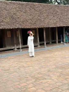 壁に掛けられた額の文字は、不鮮明のため読み取れない