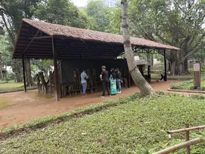 Các ký tự không thể nhận dạng được do độ phân giải thấp và bị che khuất. (文字は解像度が低く、また隠されているため、認識できません