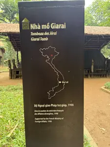 Nhà mồ Giarai。Gia Lai。Bộ Ngoại giao Pháp trợ giúp, 1998。（日本語訳）。ジャライ族の墓。ザライ省。フランス外務省支援、1998年