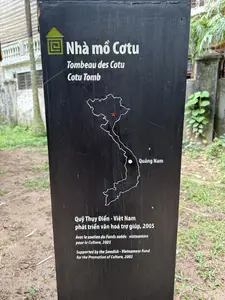 Nhà mồ Cơtu。Quảng Nam。Quỹ Thụy Điển - Việt Nam。phát triển văn hoá trợ giúp, 2005。（日本語訳）。カトゥ族の墓堂。クアンナム省。スウェーデン・ベトナム文化開発援助基金、2005年