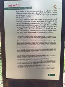 この墓の家の中には、死者を墓地まで運ぶための担架と、死者に食事を供えるための棚があります。水牛の頭の像は、葬儀で水牛を生贄として捧げることを示しており、それは富の象徴です。オオトカゲ、龍、チン鳥、ゼンマイの芽、モックの木の葉、悲しみに暮れる人など、他の彫刻もコツー族の墓の家に伝わる伝統的な装飾です。遺体を掘り起こし、豪華に彫刻された新しい棺に永久に納めます。この機会に、博物館の墓には、死者を墓地まで運ぶための担架と、故人の食事のための小さなテーブルも展示されています。オオトカゲ、龍、チン鳥、ゼンマイの若芽、つる植物の葉、嘆き悲しむ人といった他の彫刻も、コツー族の墓の伝統的なモチーフです。そのモデルは、彼が1996年に義父のために作った墓の家と同様のものでした。この墓の家は2005年12月に博物館に運ばれました。この機会に、棺は再び埋葬され、精巧に彫刻された大きな外棺に納められます。死体を墓地まで運ぶ担架や供物のための棚も墓の家に展示されています。オオトカゲ、龍、チン鳥、シダの葉、モックの葉、あるいは悲しげに座る人々といった他のモチーフも、コツー族の墓の家の伝統的な装飾です