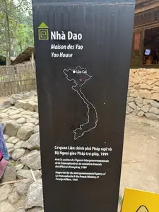 Nhà Dao。Lào Cai。Cơ quan Liên chính phủ Pháp ngữ và。Bộ Ngoại giao Pháp trợ giúp, 1999。（日本語訳）。ザオ族の家。ラオカイ。フランコフォニー政府間機関および。フランス外務省の支援、1999年