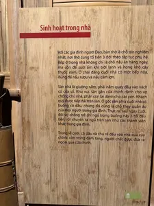 家の奥の別棟にはもう一つの台所があり、酒を造ったり豚の餌を炊いたりするのに使われます。正面玄関近くの床の間は家の主夫婦のもので、残りの部分は子供たちのためのものです。大切なお客様は床の上でもてなされます