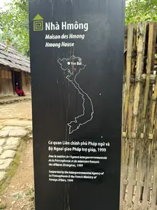 Nhà Hmông。Yên Bái。Cơ quan Liên chính phủ Pháp ngữ và。Bộ Ngoại giao Pháp trợ giúp, 1999。（日本語訳）。モン族の家。イエンバイ。フランコフォニー政府間機関および。フランス外務省支援、1999年