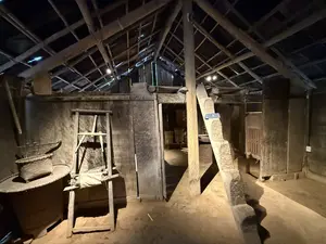 KHÔNG LÊN CẦU THANG（階段を上らないでください）