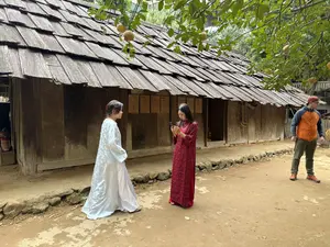 家屋の壁に掲げられた看板の文字は不鮮明なため、判読できません