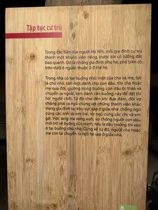 これらは父系家族で、一般的に6人前後、2～3世代で構成されます。一つは家長である父と母のためのもの、もう一つは嫁のためのものです。父か母が亡くなると、嫁の寝室にあるベッドは解体されて外に出され、その部屋は一時的に故人の遺体を安置するために使われます。その時から葬儀が終わるまで、その夫婦は家の真ん中にある板の間で他の家族と一緒に寝なければなりません。夫は兄や弟たちと、妻は姉や妹たちと一緒に寝ます。葬儀が滞りなく終わると、嫁である夫婦は自分たちの寝室に戻りますが、もし長男の嫁であれば、家長の寝室に入って住むことになります。またその時から、残された父または母は家の真ん中の板の間で寝るようになります